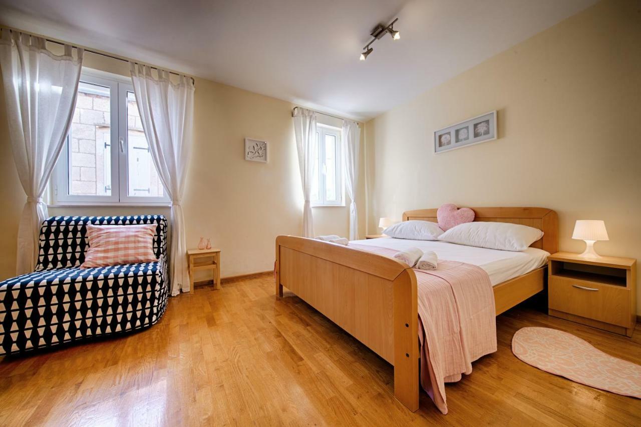 Apartments Marinkovic Komiza Exterior photo