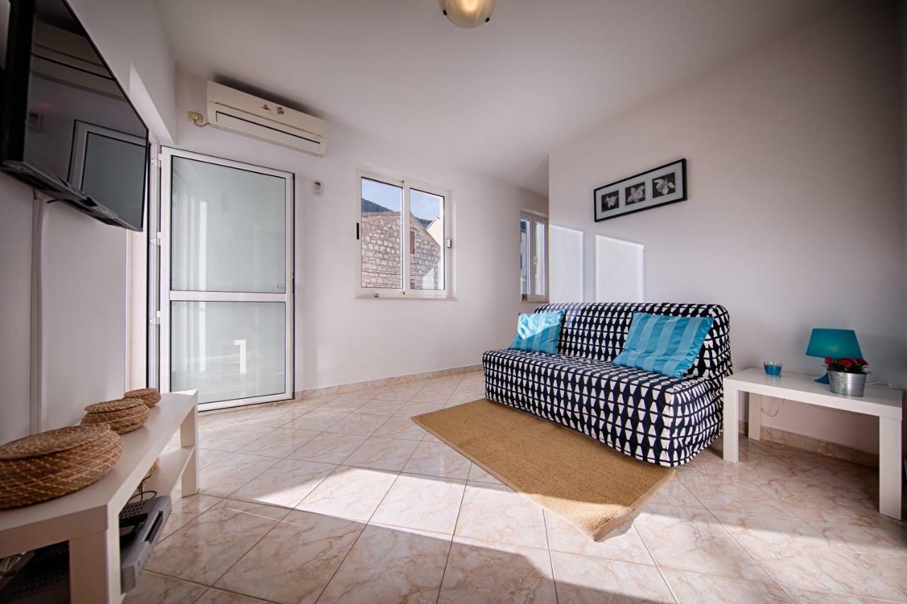 Apartments Marinkovic Komiza Exterior photo