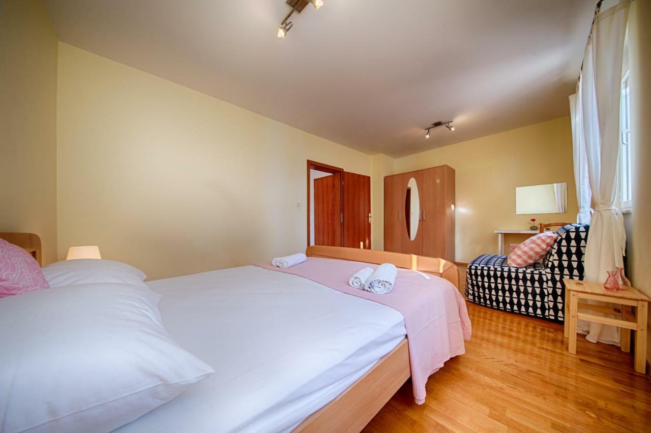 Apartments Marinkovic Komiza Exterior photo