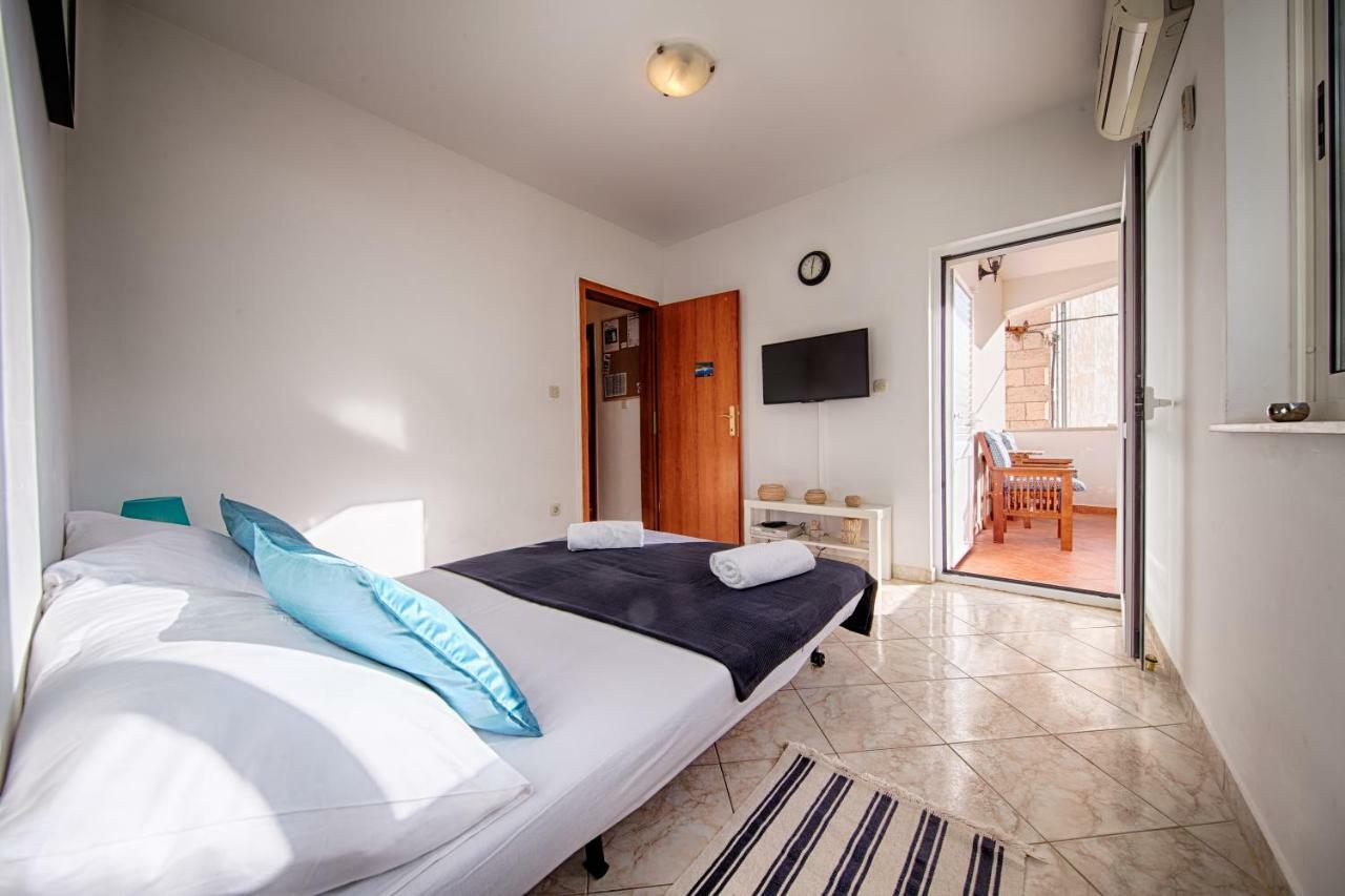 Apartments Marinkovic Komiza Exterior photo