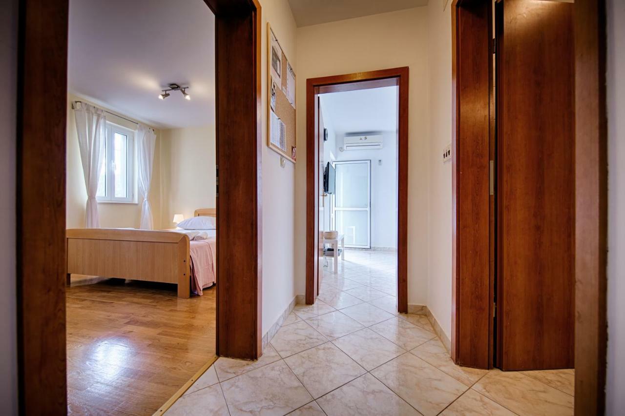 Apartments Marinkovic Komiza Exterior photo