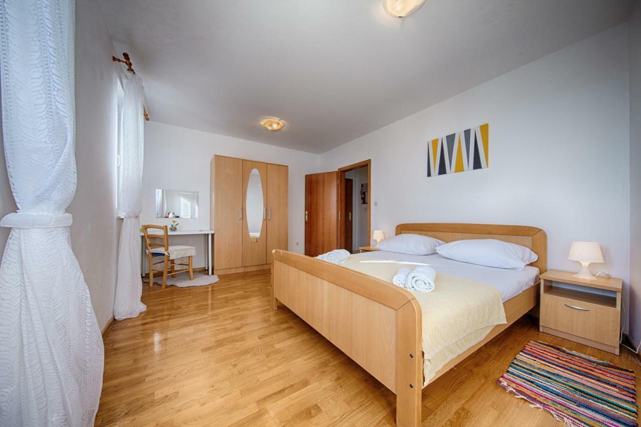Apartments Marinkovic Komiza Exterior photo