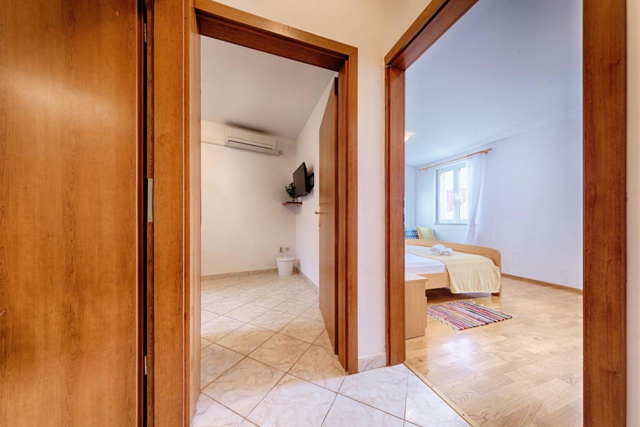 Apartments Marinkovic Komiza Exterior photo